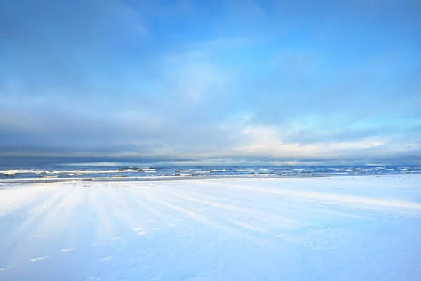 Uma Vista Costa Coberta Neve Mar Báltico Pôr Sol Floresta — Fotografia de Stock