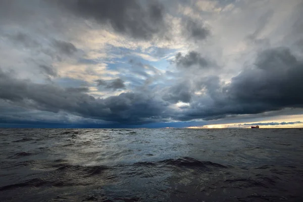 Uitzicht Noordzee Vanaf Een Zeilboot Bij Zonsondergang Dramatische Stormachtige Hemel — Stockfoto