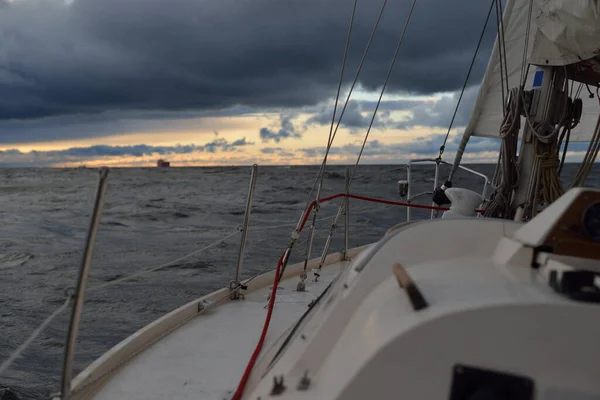 바다에 갑판에서 가까이 폭풍우가 몰아치는 먹구름 악천후 경치좋네 노르웨이 — 스톡 사진