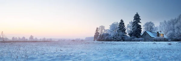 Ścieżka Przez Pokryte Śniegiem Pole Małej Wioski Zachodzie Słońca Drzewa — Zdjęcie stockowe