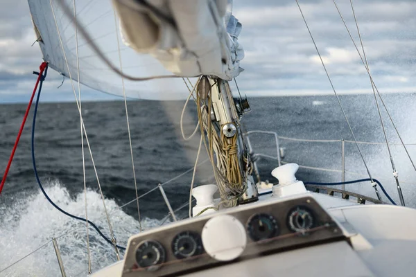 Yate Blanco Corriendo Entre Las Olas Mar Del Norte Noruega —  Fotos de Stock