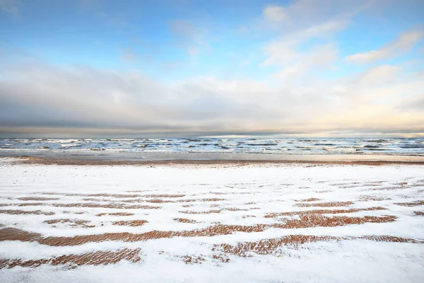 Una Vista Desde Costa Del Mar Báltico Cubierta Nieve Atardecer —  Fotos de Stock