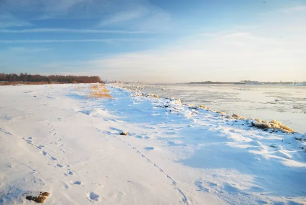 Fryst Östersjökust Klar Dag Snöstruktur Mänskliga Spår Närbild Blå Himmel — Stockfoto