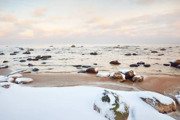 Vue Sur Côte Mer Baltique Enneigée Coucher Soleil Pierres Dans — Photo