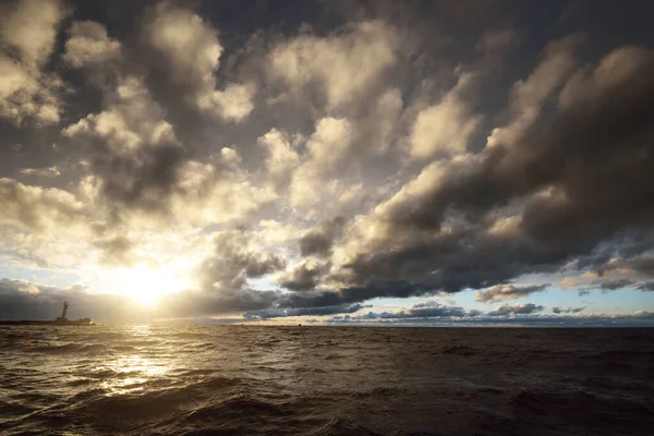 Uitzicht Noordzee Vanaf Een Zeilboot Bij Zonsondergang Dramatische Stormachtige Hemel — Stockfoto