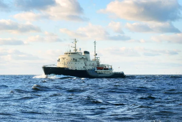 Радянський Криголам Відкритому Морі Під Драматичними Сонячними Хмарами Вантаж Вантажів — стокове фото