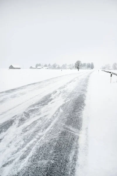 눈보라가 지나간 눈덮인 아스팔트 들판을 라플란드 핀란드 온난화 생태계 — 스톡 사진