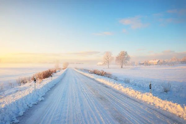 Αγροτικός Δρόμος Μέσα Από Χιονισμένο Χωράφι Μετά Από Χιονοθύελλα Ηλιοβασίλεμα — Φωτογραφία Αρχείου