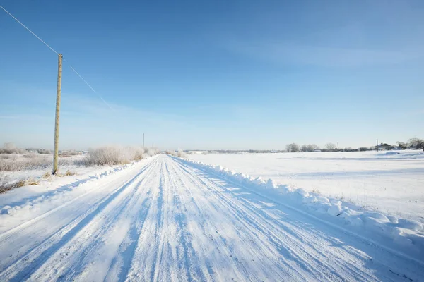 Snötäckt Enkelfilig Landsväg Genom Fälten Solig Dag Finland Klarblå Himmel — Stockfoto