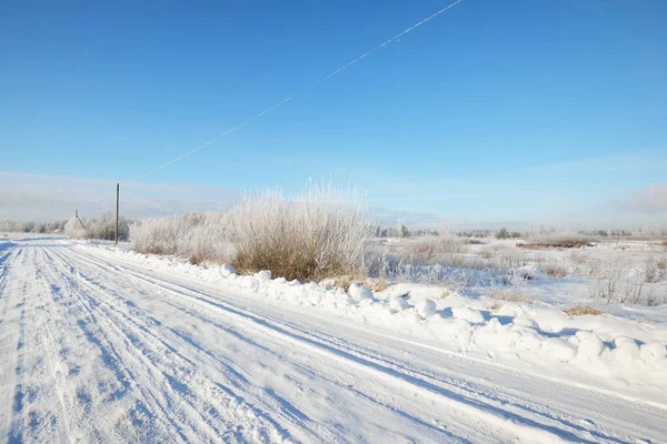 Strada Rurale Corsia Singola Innevata Attraverso Campi Una Giornata Sole — Foto Stock