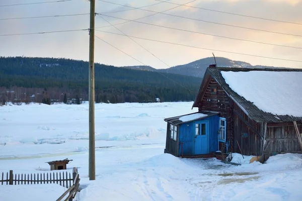 Una Casa Madera Rústica Tradicional Solitaria Cerca Montañas Bosques Península —  Fotos de Stock