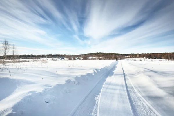 Eine Leere Landstraße Mit Einer Scharfen Kurve Durch Das Schneebedeckte — Stockfoto