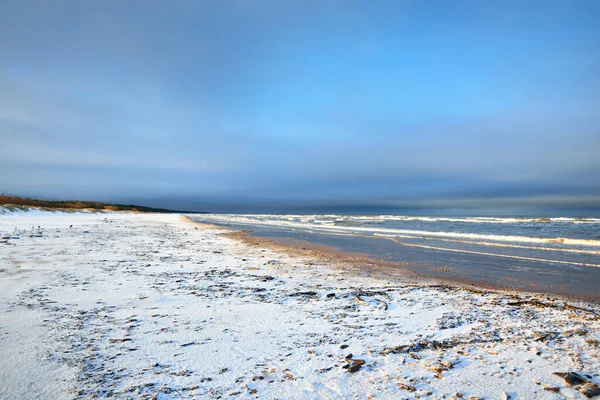 Pohled Zasněženého Písečného Pobřeží Baltského Moře Při Západu Slunce Riga — Stock fotografie