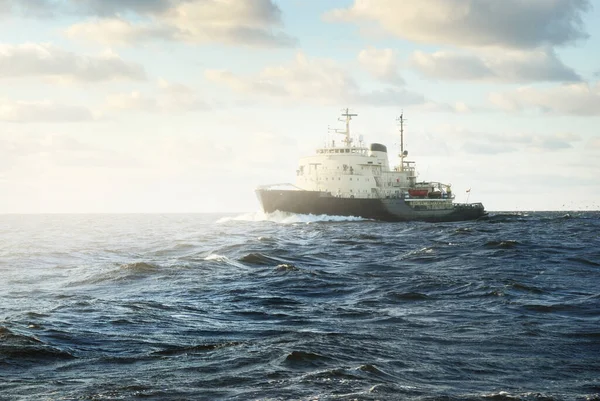 劇的な日没の雲の下で開かれた海でのソ連の砕氷船 貨物輸送 グローバル通信と安全保障 燃料と発電 — ストック写真