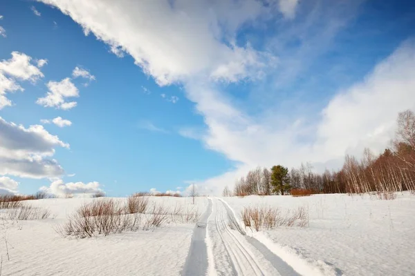 Eine Leere Straße Durch Das Schneebedeckte Feld Nach Einem Schneesturm — Stockfoto