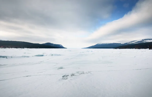 Ijsdrukrichel Een Bevroren Oever Van Het Meer Bergtoppen Achtergrond Dramatisch — Stockfoto