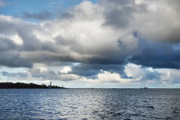 Een Vuurtoren Onder Donkere Wolken Het Onweer Uitzicht Vanaf Zeilboot — Stockfoto