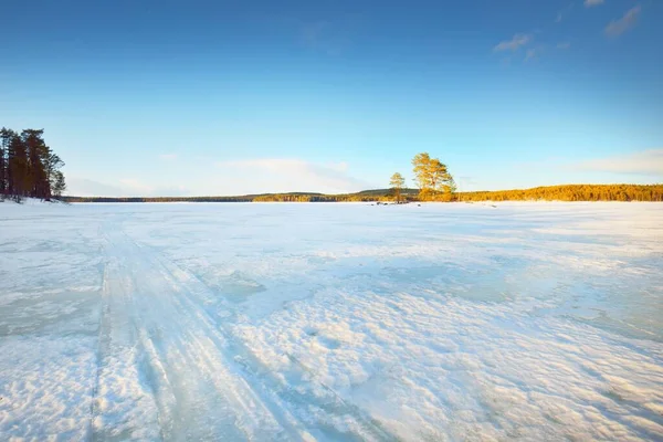 Παγωμένη Λίμνη Και Χιονισμένο Πευκοδάσος Ηλιοβασίλεμα Παγωμένη Υφή Δραματικός Ουρανός — Φωτογραφία Αρχείου
