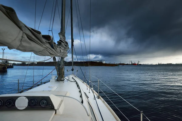 Yacht Bianco Che Lascia Porto Fluviale Tramonto Norvegia Una Vista — Foto Stock