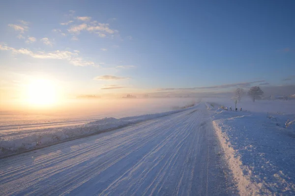 Estrada Rural Através Campo Coberto Neve Após Uma Nevasca Pôr — Fotografia de Stock