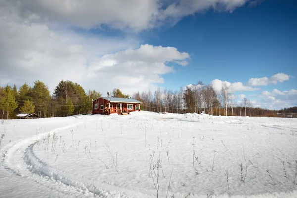 Scena Rurale Invernale Una Solitario Tradizionale Casa Legno Rosso Primo — Foto Stock