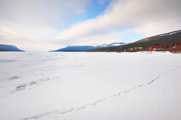 Ledový Tlakový Hřeben Zamrzlém Břehu Jezera Horské Vrcholy Pozadí Dramatická — Stock fotografie