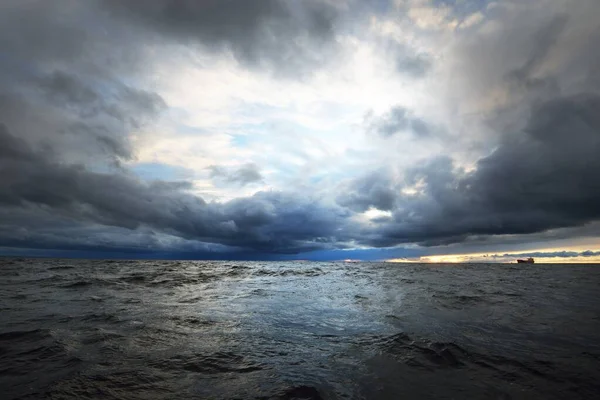 범선을 북해를 바라본다 폭풍이 몰아치는 하늘에서 광선이 어두운 사이로 비친다 — 스톡 사진