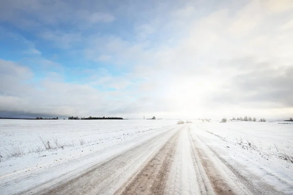 Snötäckt Landsväg Genom Fälten Efter Snöstorm Vid Solnedgången Gamla Rustika — Stockfoto