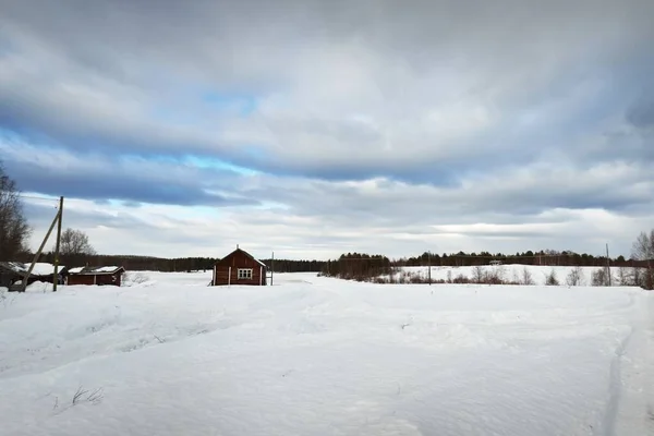 Tyhjä Tie Lumen Peittämän Pellon Läpi Lumimyrskyn Jälkeen Dramaattinen Taivas — kuvapankkivalokuva