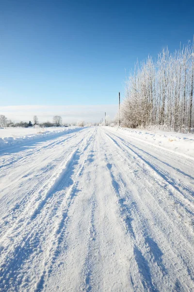 Sněhem Pokrytá Jednoproudá Venkovská Cesta Přes Pole Slunečného Dne Finsko — Stock fotografie