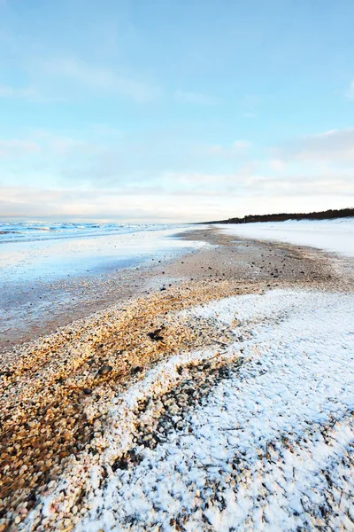 雪に覆われたバルト海の海岸からの眺め ラトビアのリガ湾 カラフルな劇的な雲の風景 ひどい天気 水が飛び散った 冬の観光 地球温暖化 — ストック写真