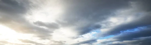 Cielo Azul Claro Con Nubes Cúmulos Brillantes Después Una Ventisca — Foto de Stock