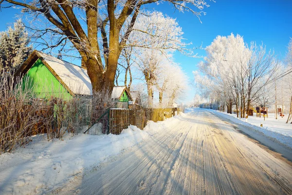 Geleneksel Ahşap Evlerin Olduğu Köyde Karla Kaplı Köy Yolu Kış — Stok fotoğraf