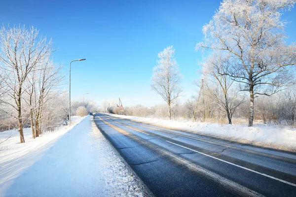 Eine Leere Asphaltstraße Nach Der Reinigung Straßenlaternen Aus Nächster Nähe — Stockfoto