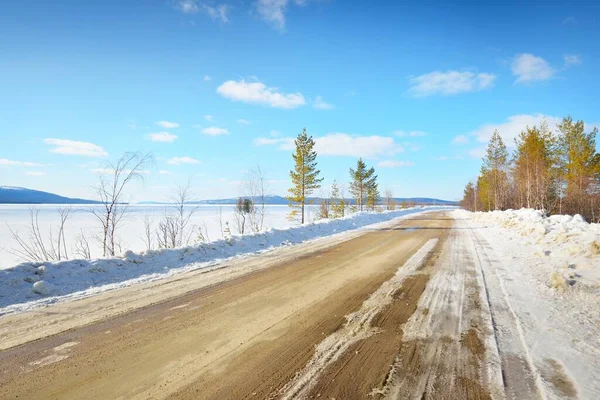 Üres Régi Aszfalt Autópálya Fenyőerdőn Keresztül Hóval Borított Hegyek Téli — Stock Fotó