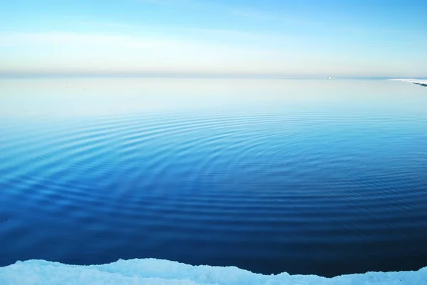 冰封的波罗的海海岸在晴朗的日子里 水面上的特写 蓝天美丽的冬季风景 概念形象 气候变化 全球变暖 — 图库照片