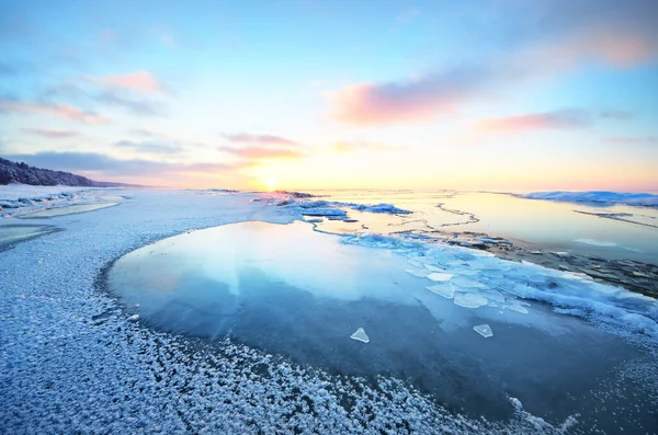 日没時の凍結したサイマ湖の雪に覆われた海岸のパノラマビュー 氷の断片を閉じると 背景の森 カラフルな雲の風景 水の対称性の反射 フィンランド ストック画像