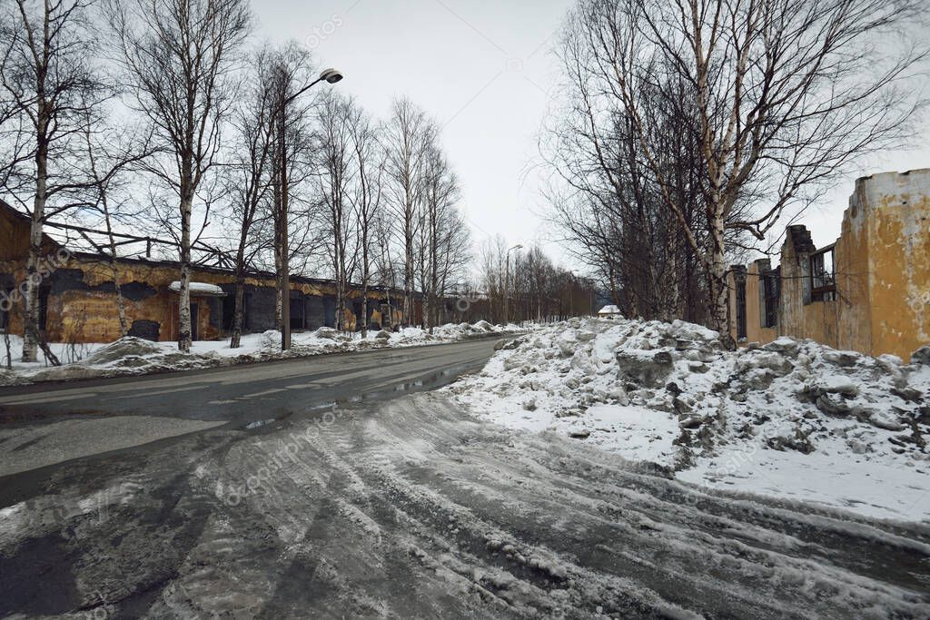 Cielo dramático con nubes oscuras sobre el camino de asfalto vacío y