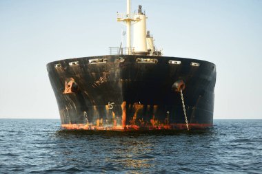 Cebelitarık Boğazı 'nda demirli büyük siyah yük vinci gemisi. Yattan bir manzara. Yaz Atlantik 'i İspanya ve Afrika' ya doğru gidiyor. Açık mavi gökyüzü