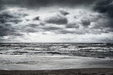 Fırtına sonrası karanlık dramatik bulutların altında Baltık Denizi. - Letonya. Destansı deniz manzarası. Kasırga, fırtına, sert hava, meteoroloji, ekoloji, iklim değişikliği, doğal olaylar
