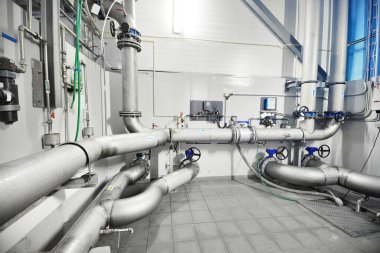 Endüstriyel şehir su arıtma kazan dairesinde büyük mavi tanklar. Geniş açı açısı