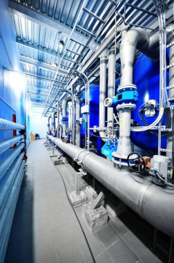 Endüstriyel şehir su arıtma kazan dairesinde büyük mavi tanklar. Geniş açı açısı