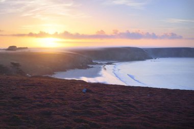 Pointe de Pen Hir, Brittany, Fransa yakınlarındaki vadilerin manzarası. Panoramik hava manzarası. Sis. Sis, saf sabah güneşi. Renkli bulutlu bir manzara. Seyahat yerleri, ulusal simgeler