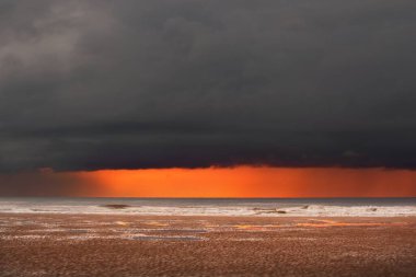 Gün batımında Fransa 'nın Dover Boğazı' ndan (Cap Blanc Nez, Pas de Calais) panoramik manzara. Resimli panoramik manzara. Destansı bulut manzarası. Seyahat yerleri, turizm, doğa