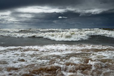 Fırtına sonrası karanlık dramatik bulutların altında Baltık Denizi. - Letonya. Destansı deniz manzarası. Kasırga, fırtına, sert hava, meteoroloji, ekoloji, iklim değişikliği, doğal olaylar