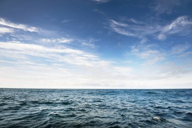 Yelkenli bir tekneden fırtınalı Kuzey Denizi manzarası. Bulutlu mavi gökyüzü suya yansıyor. Dramatik bulut manzarası. Rogaland bölgesi, Norveç. Boş zaman aktiviteleri, çevresel koruma kavramları