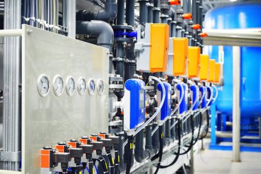 Ozmoz endüstriyel su arıtma istasyonunu tersine çevirin. Boruların görsel ritmi