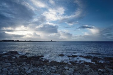 Plouguerneau, Brittany, Fransa 'daki Rocky okyanus kıyısı. Gün batımı destansı bulutlar parlıyor. Resimli panoramik manzara. Idyllic manzara. Saf doğa, çevre, eko turizm, yelkencilik, seyahat