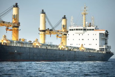 Cebelitarık Boğazı 'nda demirli büyük siyah yük vinci gemisi. Yattan bir manzara. Yaz Atlantik 'i İspanya ve Afrika' ya doğru gidiyor. Açık mavi gökyüzü