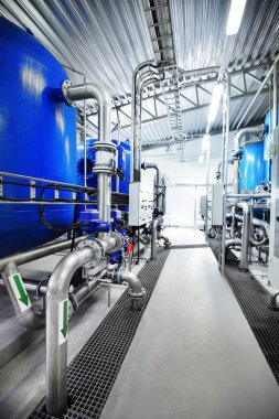 Endüstriyel şehir su arıtma kazan dairesinde büyük mavi tanklar. Geniş açı açısı